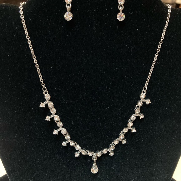 Aqua, Pink or Clear Teardrop necklace & 4 stone earrings set.  Silvertone metal. - Picture 7 of 9